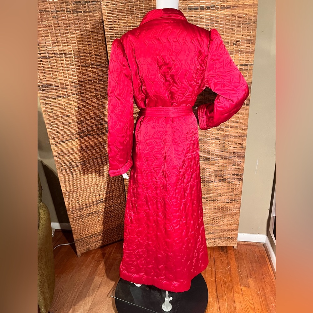 Lovely red quilted Neiman Marcus robe. Medium to large. - Picture 10 of 17